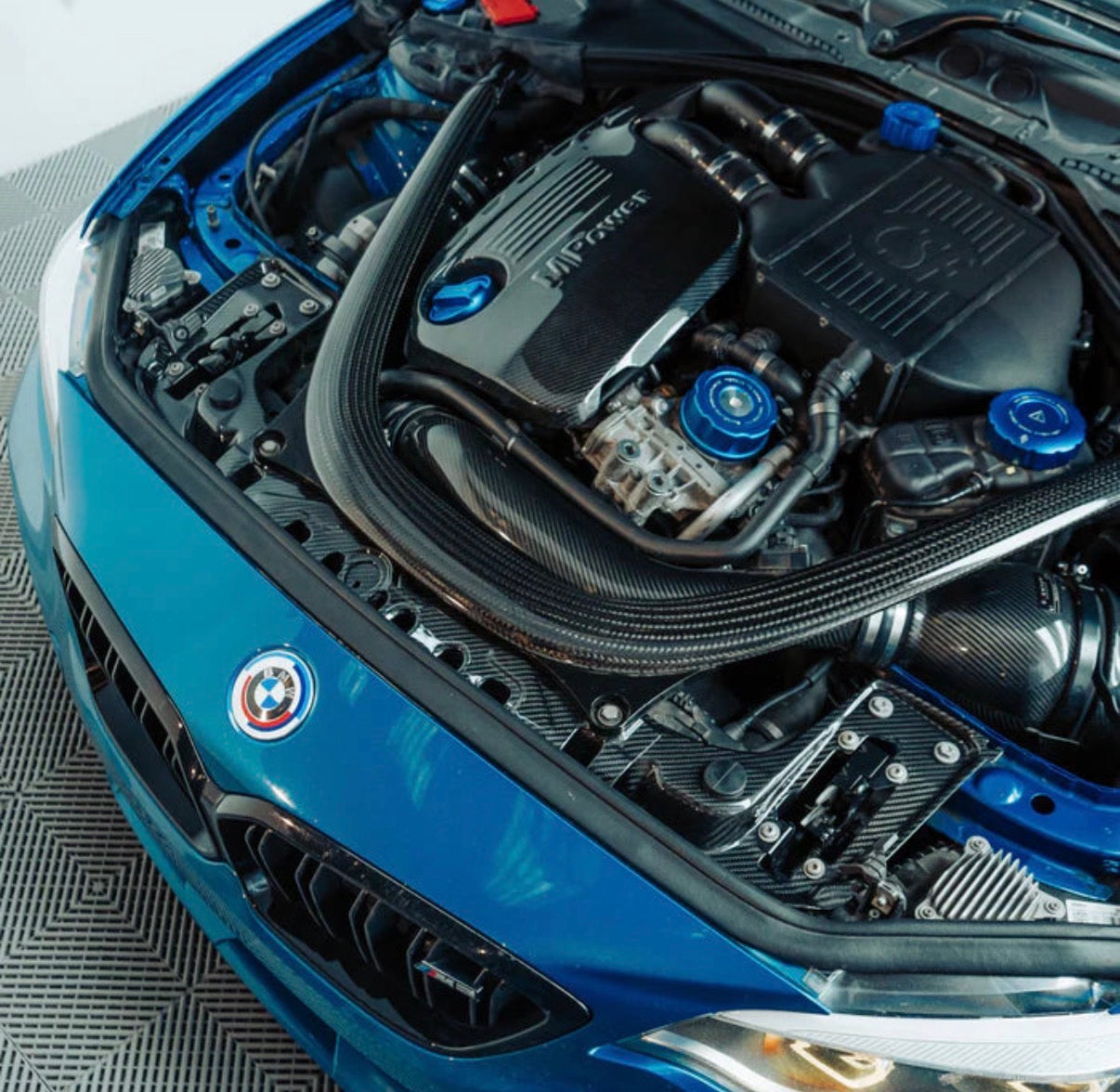 CPG vordere Kühlerstützstrebe DRY Carbon passend für  BMW 2er / 3er / 4er / M2 / M3 / M4 F8X - gepfeffert.com